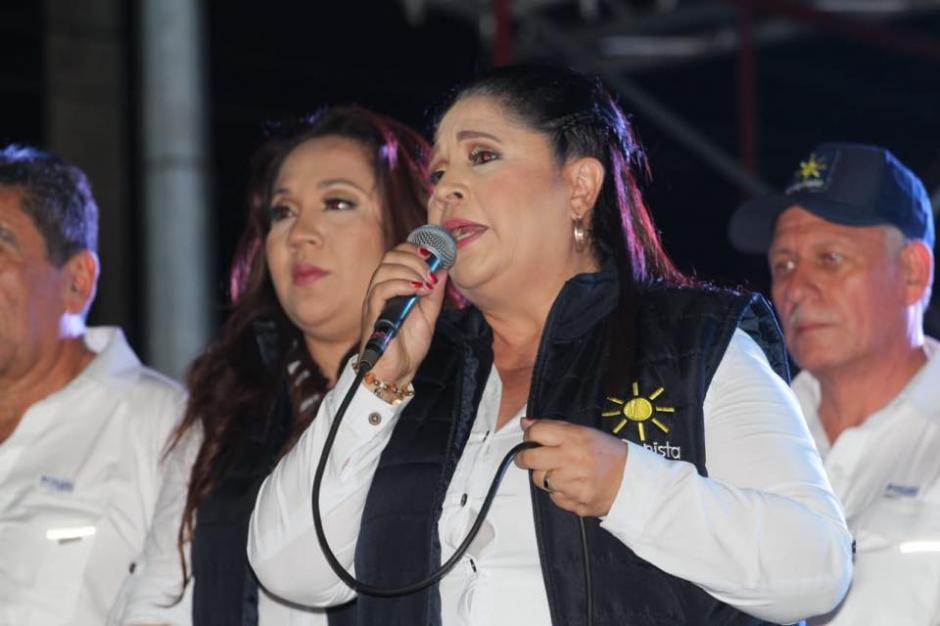 Ana Lucía Recinos (sin micrófono) está señalada en un caso de corrupción. (Foto: Partido Unionista)