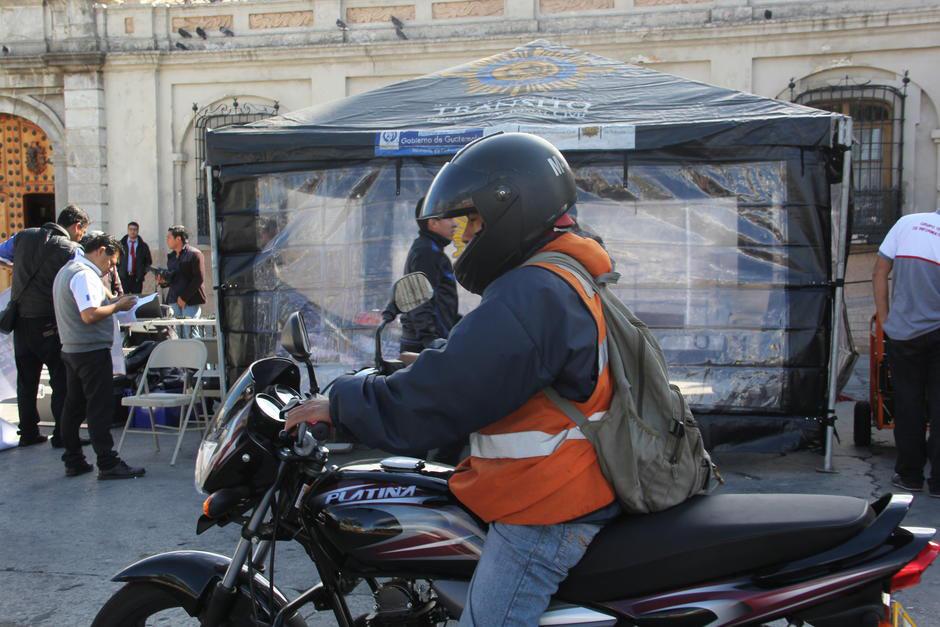 Un motorista casi pierde la vida al intentar avanzar en medio de dos camiones. (Imagen con fines ilustrativos. Foto: Archivo)