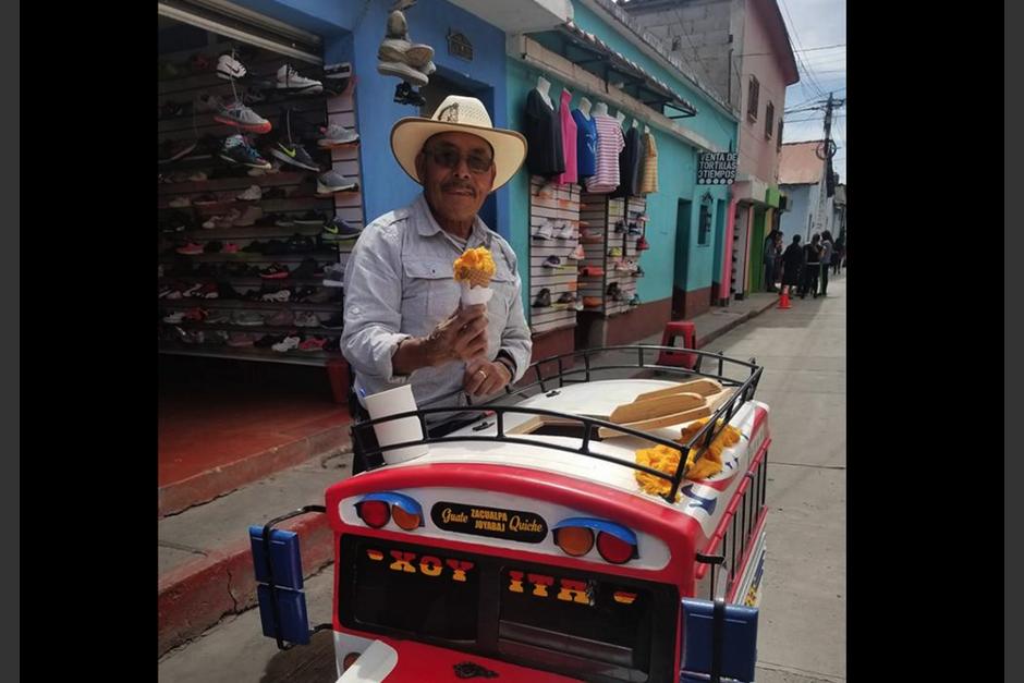 Un hombre en Quich&eacute; vende helados en una creativa carreta. (Foto: Facebook/QuichilensesALaTortrix)&nbsp;