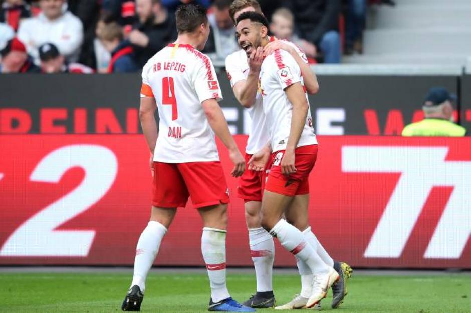 Matheus Cunha festeja con sus compañeros la gran anotación que hizo ante el Leverkusen. (Foto: Placar)