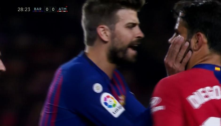 El defensa central del Barcelona tuvo que intervenir para que Diego Costa se calmara. (Foto: captura pantalla)&nbsp;