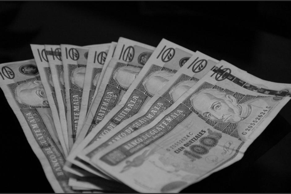 En el video se ve a unos j&oacute;venes haciendo se&ntilde;as de pandilleros con las manos y agitando una bolsa con una gran cantidad de dinero. (Imagen con fines ilustrativos. Foto: Archivo/Soy502)