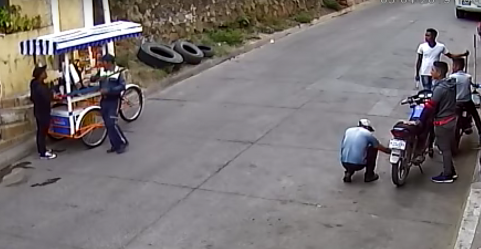 La agresión del agente quedó grabada en video. (Foto: captura pantalla)&nbsp;