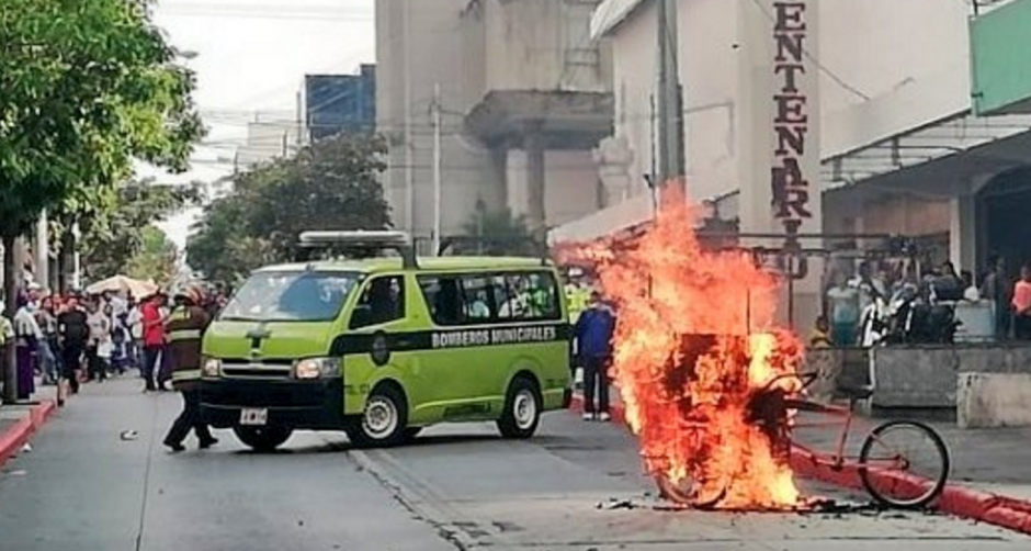 La venta de comida se incendió en medio de una multitud que esperaba una procesión. (Foto: captura pantalla)&nbsp;