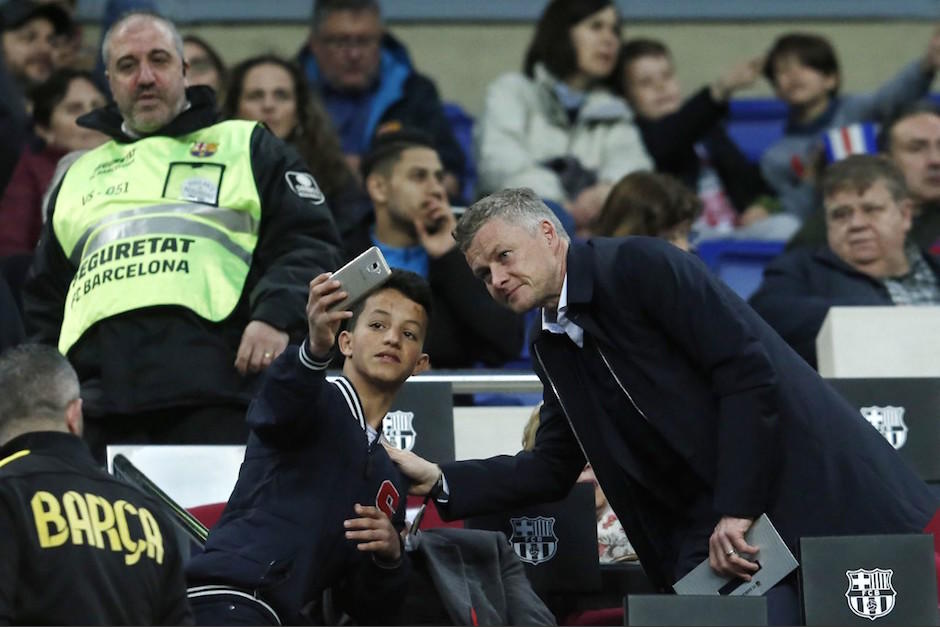 Un aficionado del Barcelona le pide una "selfie" a&nbsp;Ole Gunnar Solskjaer, t&eacute;cnico del Manchester United. (Foto: AFP)