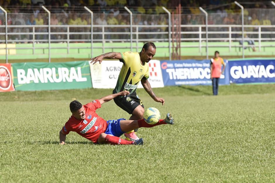 Guastatoya y Municipal disputaron un intenso partido de fútbol. (Foto: Archivo/Soy502)