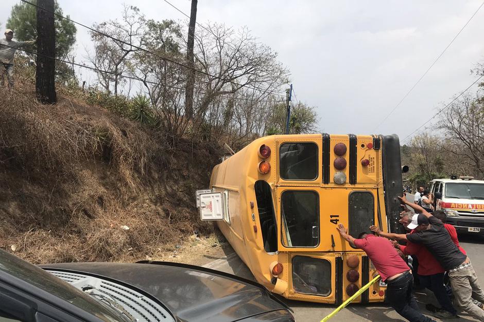 Un bus volc&oacute; y dej&oacute; al menos 24 estudiantes heridos. (Foto: Bomberos Municipales de Mixco)