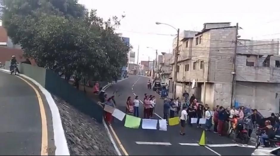 Los vecinos exigen agua y por eso decidieron bloquear el tr&aacute;fico. (Foto: captura pantalla)&nbsp;