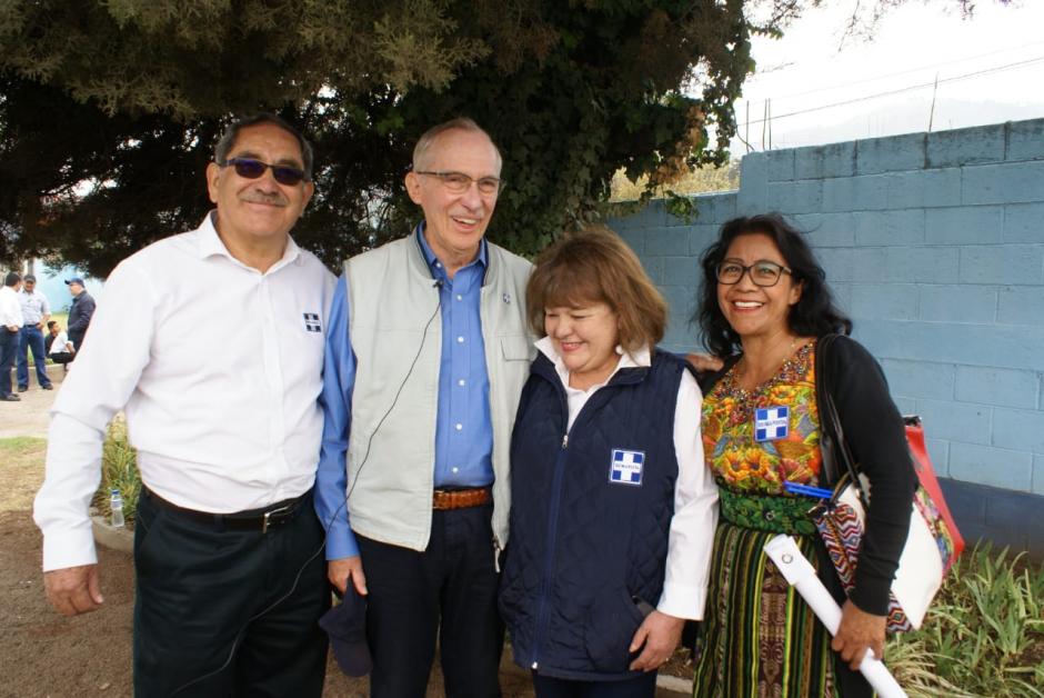 Edmond Mulet acompa&ntilde;ado por los candidatos al congreso y a la municipalidad de Tecp&aacute;n, Chimaltenango. (Foto: Cortes&iacute;a Partido Humanista)