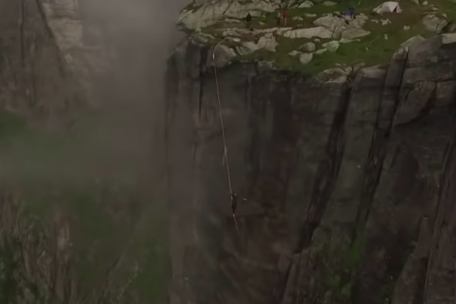 El hombre perdi&oacute; el equilibrio y qued&oacute; grabado por un dron. (Foto: Captura de pantalla)