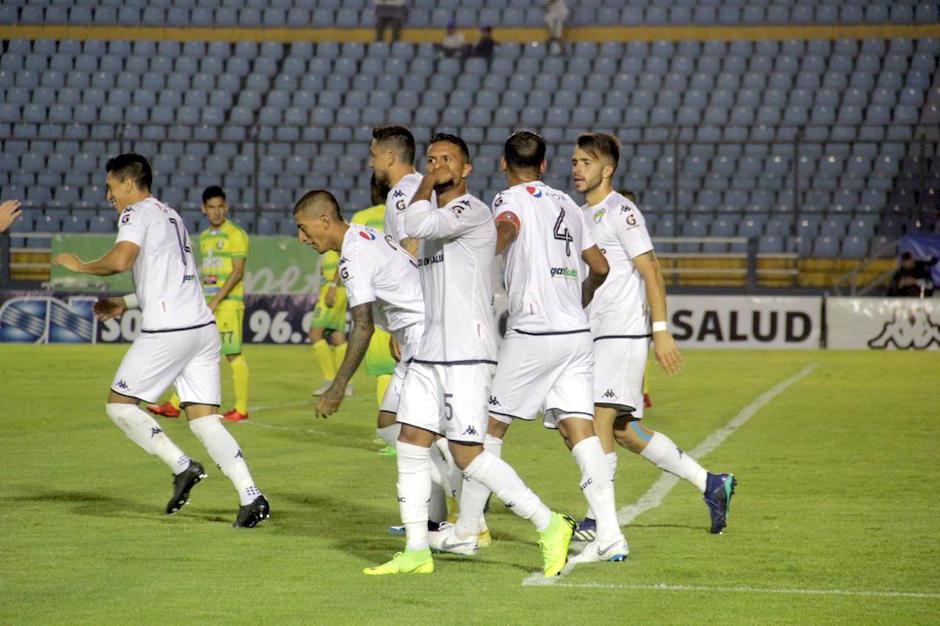 Jorge Vargas festeja uno de sus dos goles para la victoria de Comunicaciones ante Chiantla. (Foto: Cortesía: Javier del Cid)