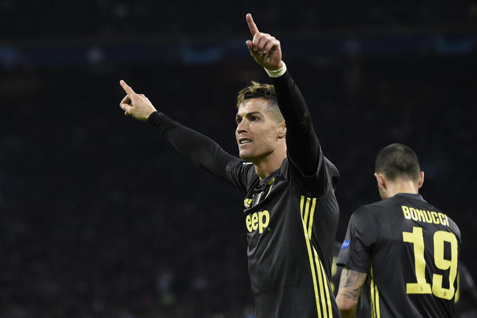 Donny van de Beek, del Ajax, y Alex Sandro, de la Juventus, disputan el balón. (Foto: AFP)