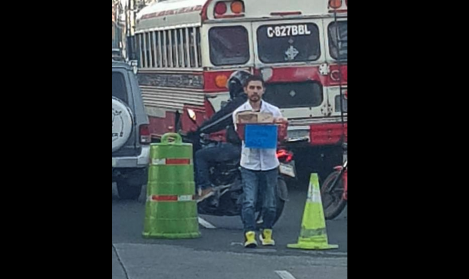 El joven fue captado en el tr&aacute;nsito vendiendo panes y fruta. (Foto: captura pantalla)&nbsp;