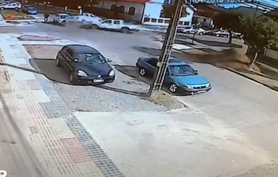 El ciclista quedó en un espacio vacío entre los tres vehículos. (Foto: captura de pantalla)