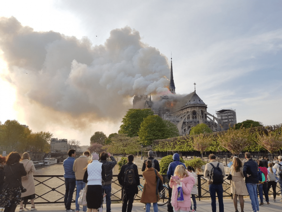 Miles de personas fueron evacuadas por el incendio. (Foto:&nbsp;@InfosFrancaises/Twitter)