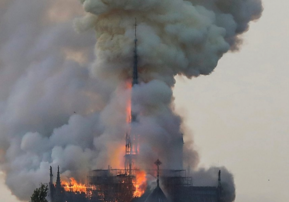 Los bomberos no han logrado apagar el incendio. (Foto: AFP)