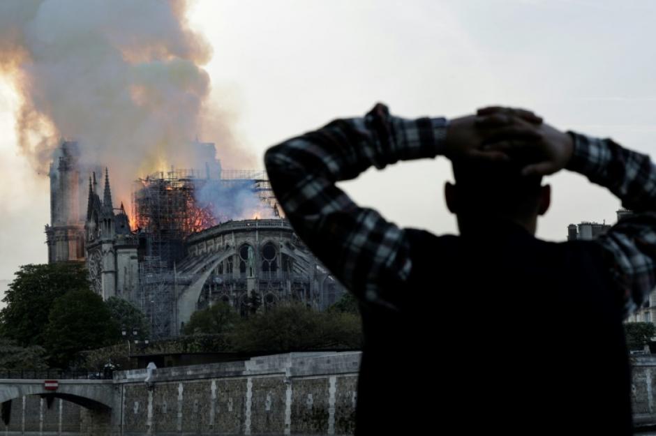 El incendio en la catedral duró cerca de 4 horas. (Foto: AFP)