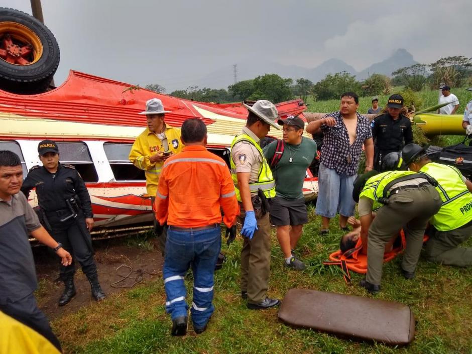 Un bus del transporte colectivo extraurbano volcó por razones que se desconocen en la autopista Palín-Escuintla. (Foto: Provial)&nbsp;