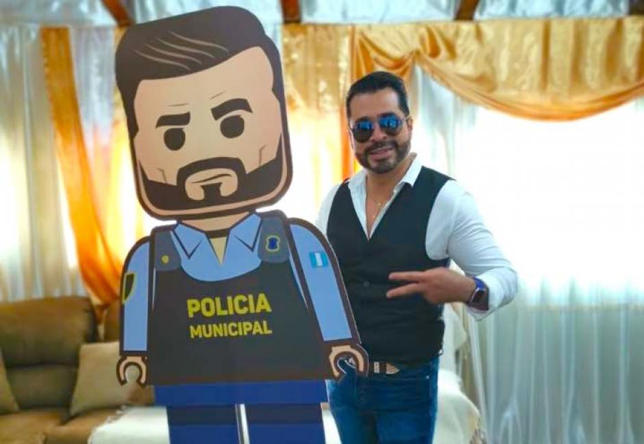 Bran mostr&oacute; el robo de uno de sus mu&ntilde;ecos con los que promociona su imagen para la reelecci&oacute;n. (Foto: Facebook Neto Bran)