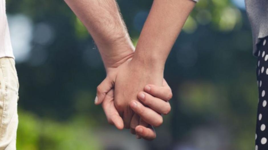 Tomar de la mano a un ser querido alivia el dolor f&iacute;sico. (Foto: Proyecto Puente)