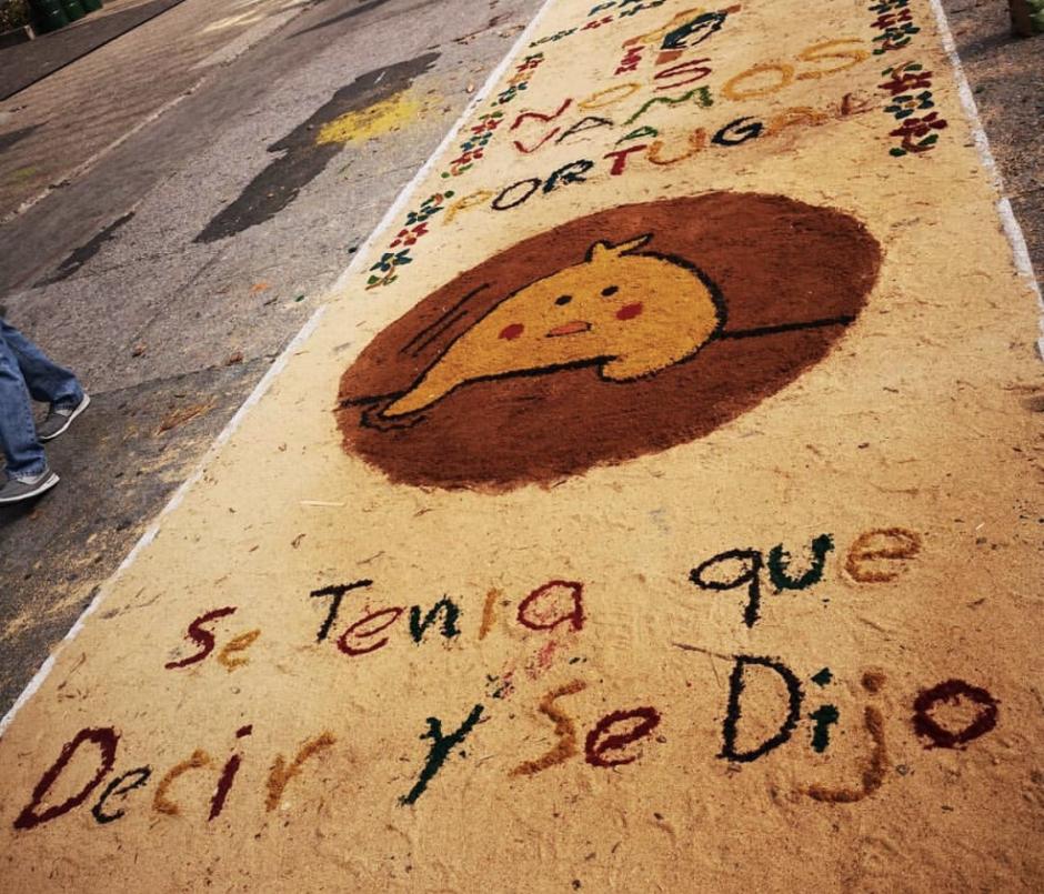 El mensaje del meme "se ten&iacute;a que decir y se dijo" est&aacute; hasta en la alfombras de semana santa. (Foto: Gladys Ram&iacute;rez)