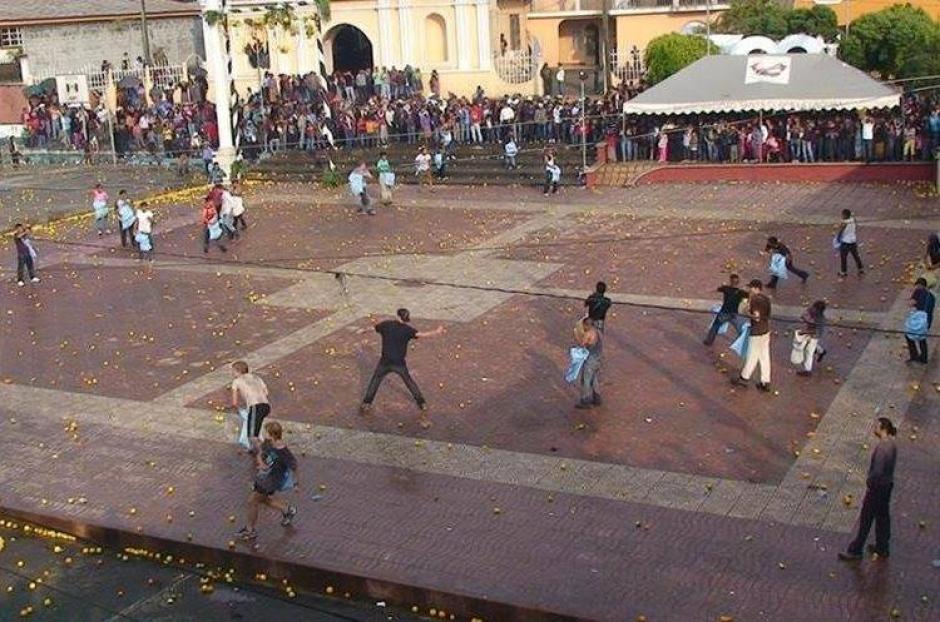 La actividad consiste en una guerra de toronjas a mitad de la plaza central de Santa Clara La Laguna. (Foto: Archivo)