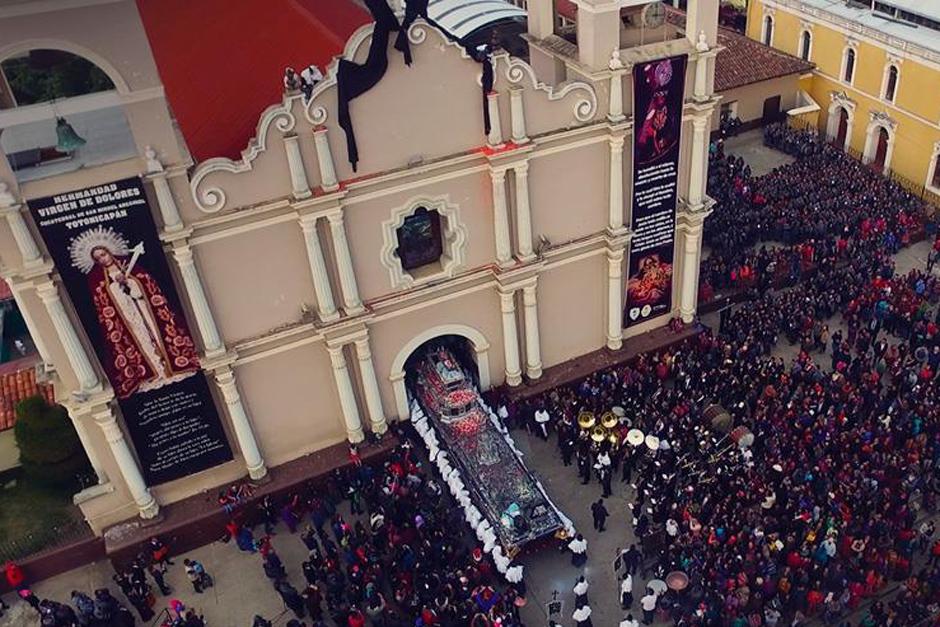 Un agente de la PMT result&oacute; atropellado por un conductor ebrio que iba directo hacia donde estaban las personas que acompa&ntilde;aban el cortejo procesional. (Foto: Diego Ch&aacute;n/Cucuruchos de Guatemala)