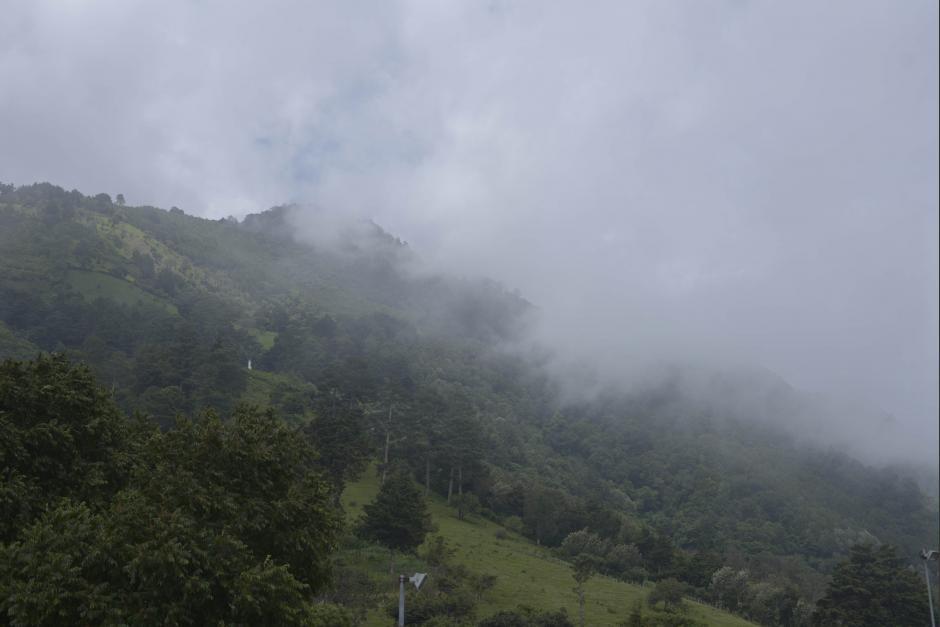 La ceremonia se realizaba en una monta&ntilde;a de la localidad, pero las condiciones del clima impidieron su continuaci&oacute;n. (Foto: Wilder L&oacute;pez/Soy502)