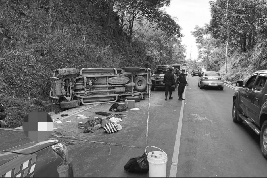 Un menor muri&oacute; y 11 personas resultaron heridas en un accidente de tr&aacute;nsito. (Foto: Cruz Roja Guatemalteca)