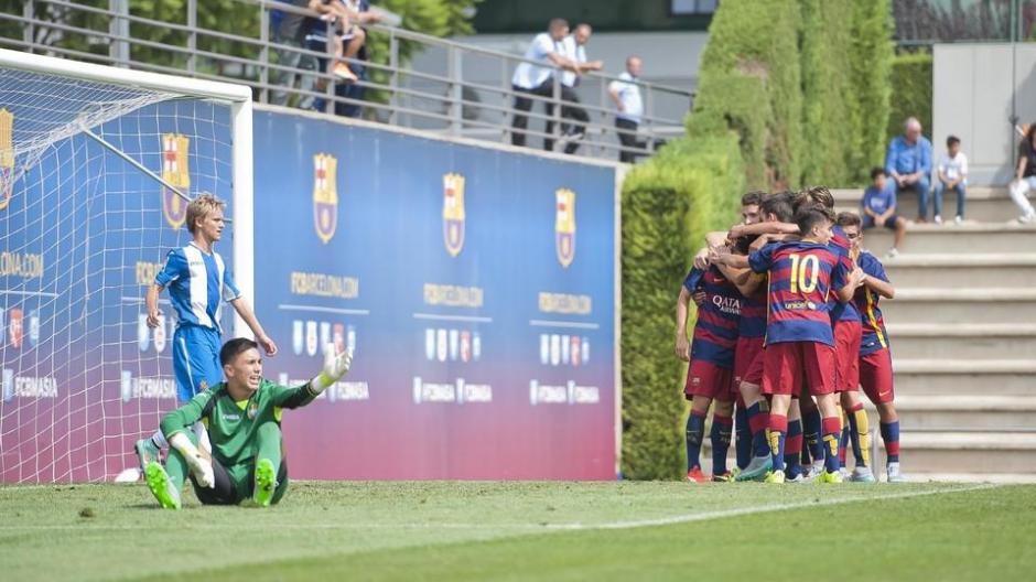 Jugador del Barcelona anota un penalti y luego le pega en la cabeza al portero rival. (Foto: Archivo)