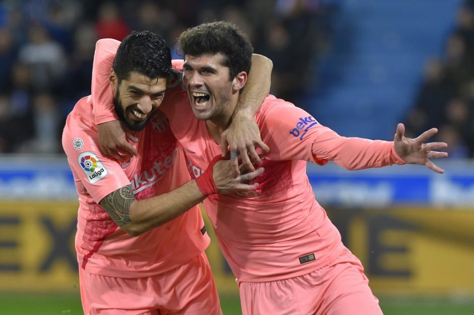 Carles Aleña y Luis Suárez&nbsp; le anota al Alav&eacute;s y casi le dan el tíutlo de La Liga al FC Barcelona. (Foto: AFP)