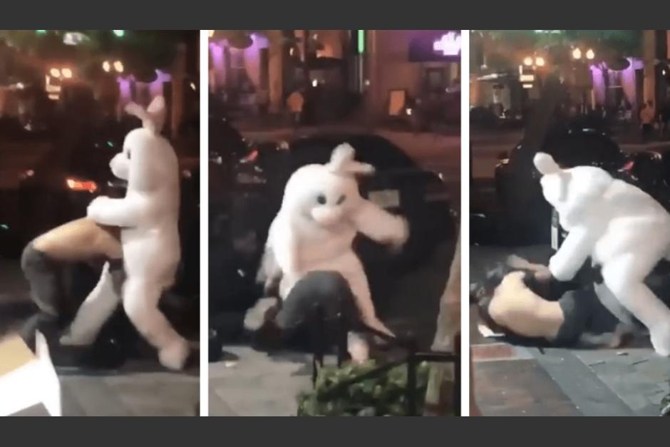 Conejo de pascua le propina una golpiza a un hombre que agrede a una mujer en la calle. (Foto: captura de pantalla)&nbsp;