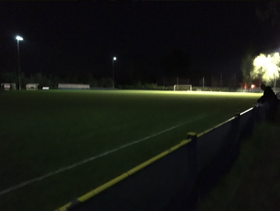 El juego se reanudó 5 minutos después del incidente. (Foto:&nbsp;@howsejerry1/Twitter)