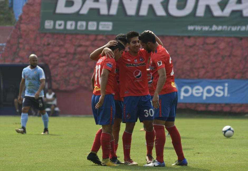 Los rojos celebraron la victoria ante el equipo de Sanarate. (Foto: Byon de la Cruz/Nuestro Diario)