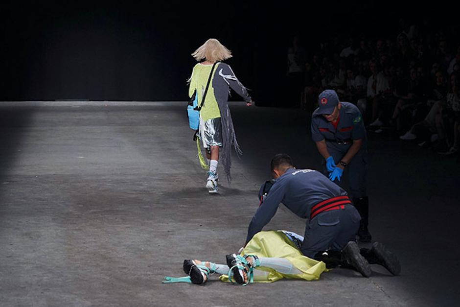 La modelo se desplom&oacute; durante el desfile de la marca Ocksa, Sao Paulo, Brasil. (Foto: Global Look Press)