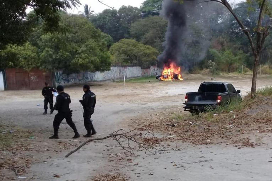Los agentes fueron alertados de un cad&aacute;ver y al llegar explot&oacute; el carro. (Foto: La Prensa Gr&aacute;fica)&nbsp;