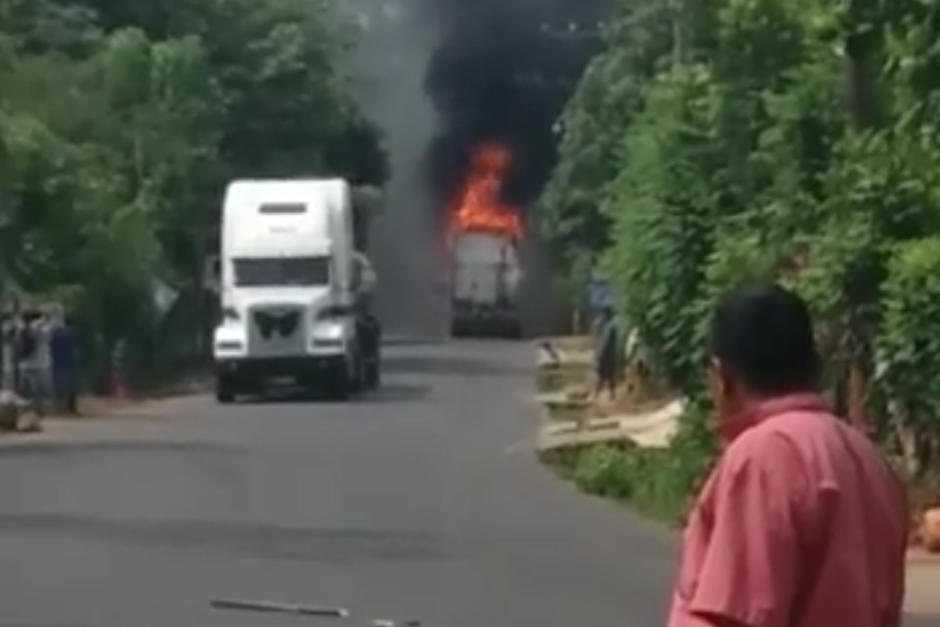 Pobladores de la localidad incendiaron un cami&oacute;n. (Foto: Canal 5/Facebook) &nbsp;