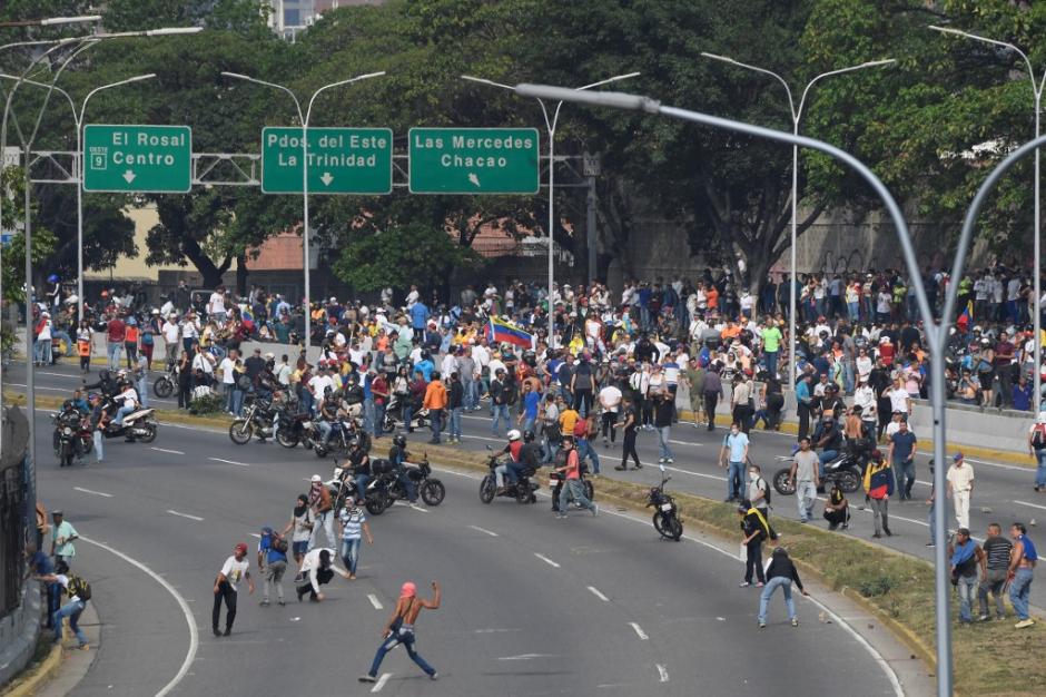 Con varios tanques militares el presidente Nicol&aacute;s Maduro intenta disolver el d&iacute;a de protestas. (Foto: AFP)&nbsp;