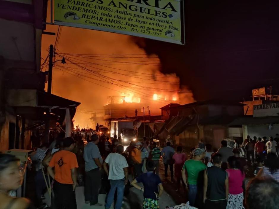 El incendio consumi&oacute; gran parte del mercado de la localidad. (Foto: Knal4 Quich&eacute;)&nbsp;