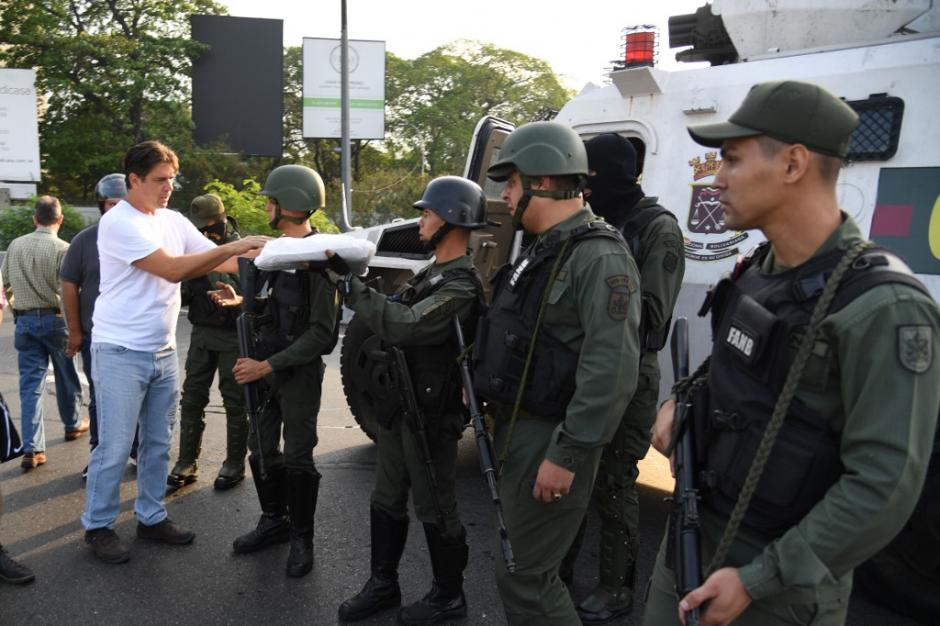 Militares se sublevan contra Nicol&aacute;s Maduro. El autoproclamado presidente de Venezuela, Juan Guaid&oacute;, llam&oacute; a las Fuerzas Armadas a unirse. (Foto: AFP)