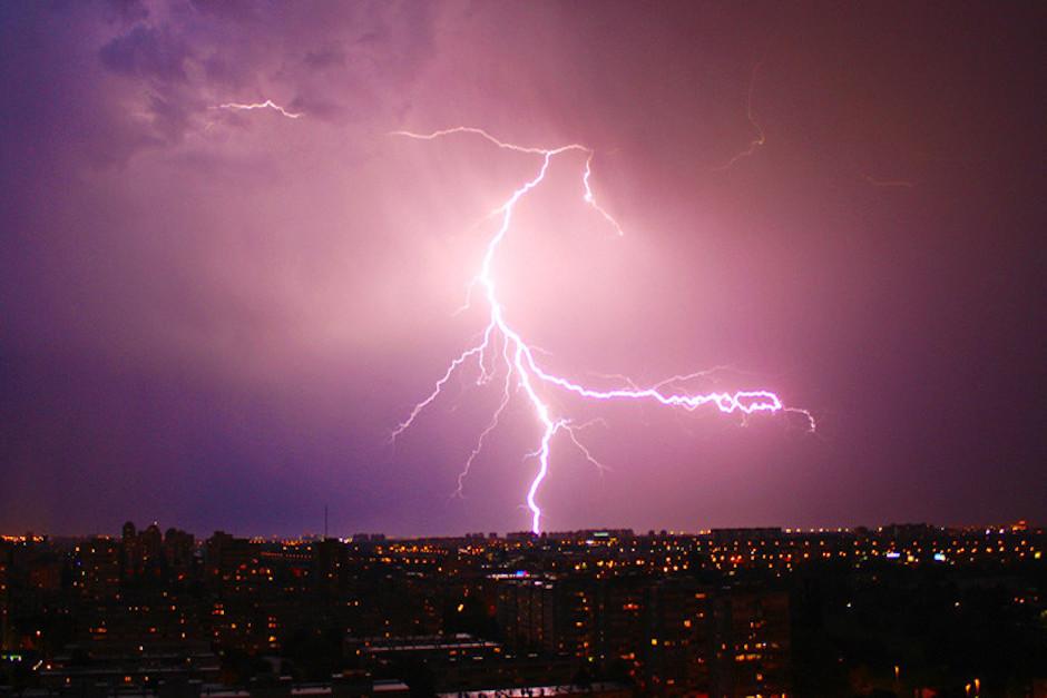 El hombre grababa con su tel&eacute;fono la tormenta el&eacute;ctrica que cay&oacute; este mi&eacute;rcoles (Foto ilustrativa:&nbsp;Pixabay.com/robert_marinkovic)