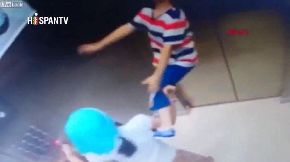 El ni&ntilde;o se atasca con una cuerda que llevaba en su cuello. (Foto: captura video)&nbsp;