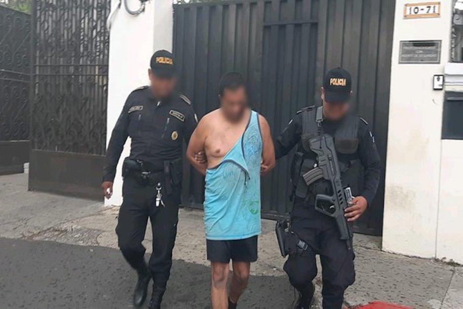 El hombre la manten&iacute;a atada de pies y manos y oculta bajo una cama (Foto: PNC)