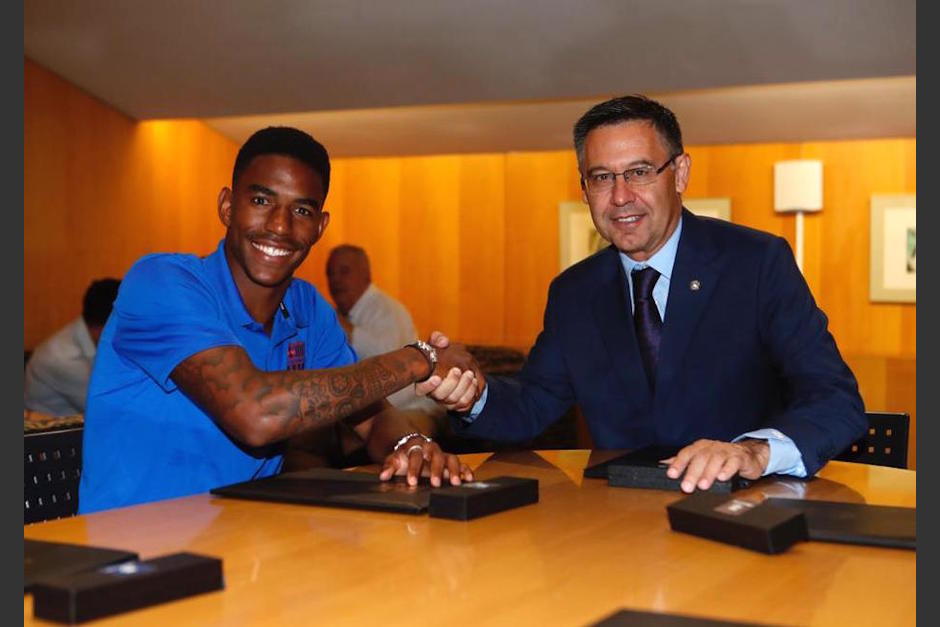 Junior Firpo estrecha la mano de Josep Maria Bartomeu, presidente del Barcelona. (Foto: FC Barcelona)