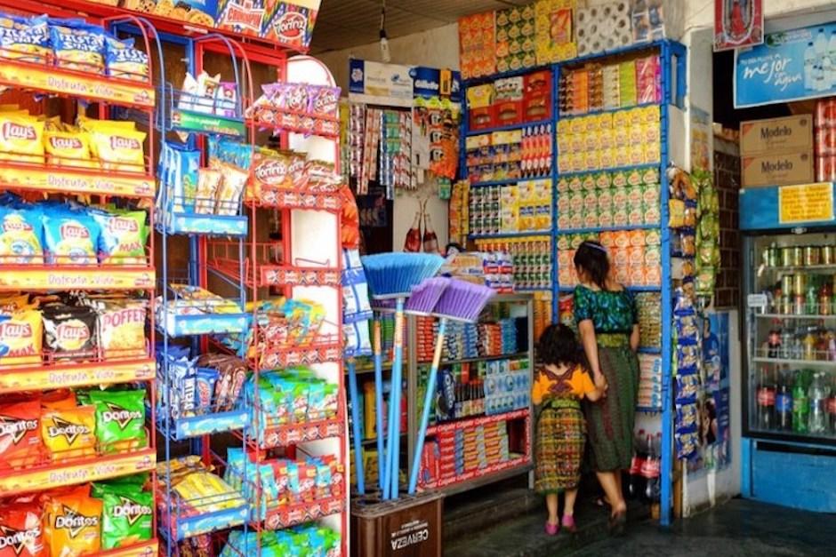 Un ni&ntilde;o sale en la escena, el hombre amenaza al menor con el arma (Foto: Daily Photo)