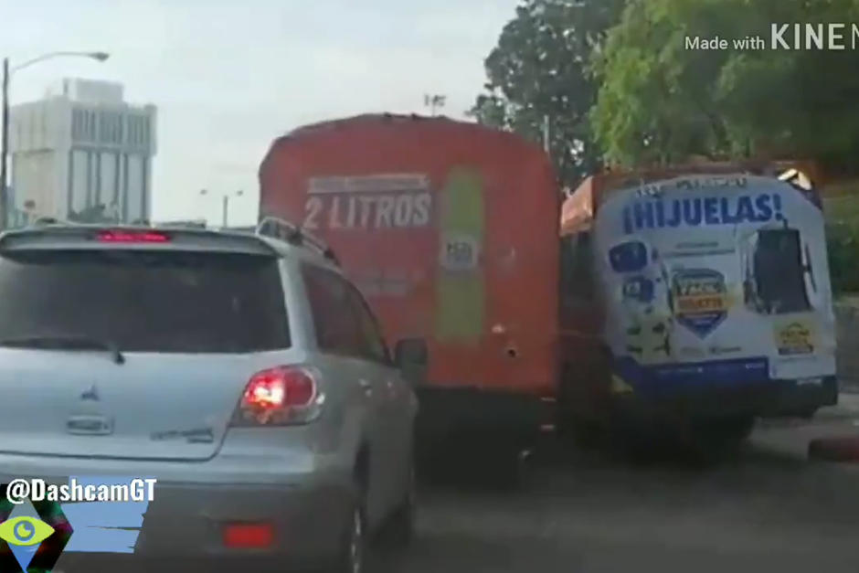 Los pilotos se pelean el pasaje de tal forma que ponen en riesgo a los peatones. (Foto: Twitter/ DashCams Guatemala)