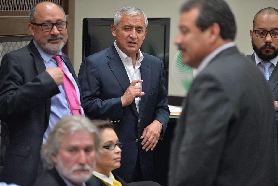 &nbsp;Otto Pérez Molina junto a los abogados Moisés Galindo, César Calderón y Fernando Guerra durante una audiencia en tribunales. (Foto: archivo/Soy502)&nbsp;&nbsp;