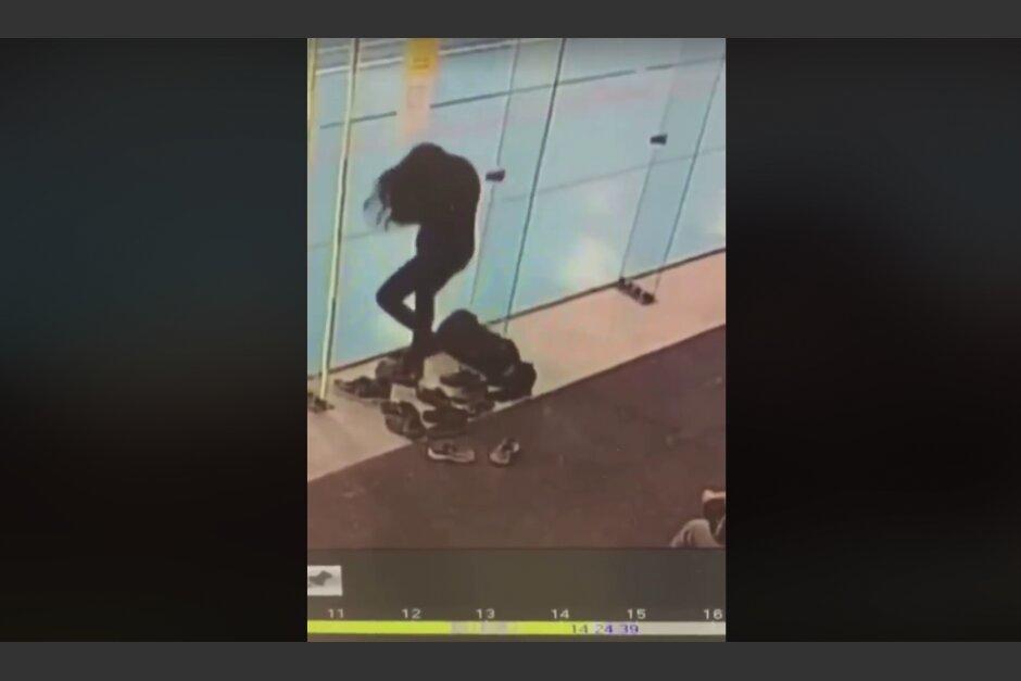 La joven no se dio cuenta del vidrio y choc&oacute; en varias ocasiones con el protector. (Captura video)