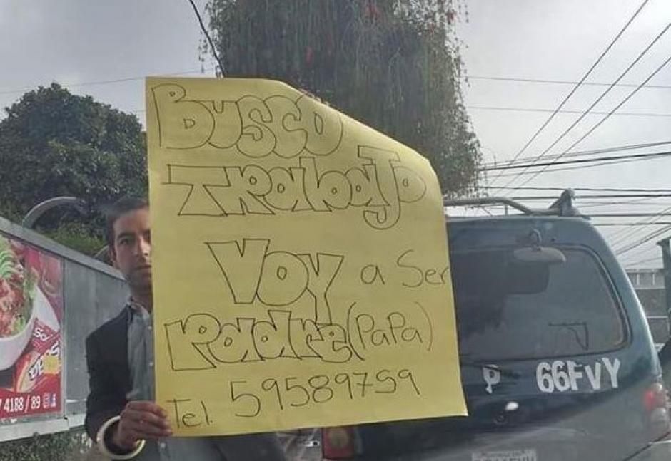 La foto del hombre que pide una oportunidad se ha difundido en las redes sociales desde la ma&ntilde;ana de este martes. (Foto: Twitter)