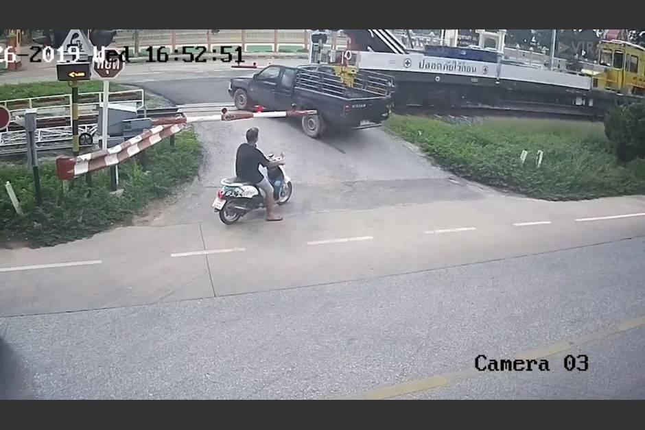 Conductor ignora señal de tránsito y por poco lo paga con su vida. (Foto: Captura de video)